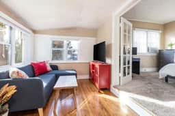The Red Cabin-Charming Historic Avenue's Apartment - Image 2
