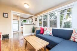 The Red Cabin-Charming Historic Avenue's Apartment