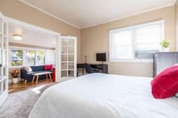 The Red Cabin-Charming Historic Avenue's Apartment