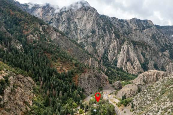 Adorable Studio Cabin on Big Cottonwood River - Image 2