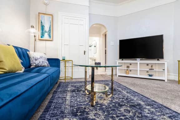 New! - Downtown Private Historic Avenues Apartment