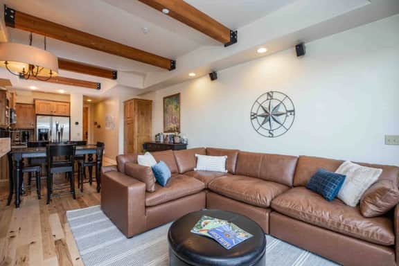 New! Mountain Retreat-Hot Tub, Views, Near Shops!
