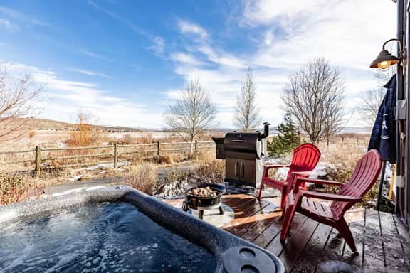 New! Mountain Retreat-Hot Tub, Views, Near Shops!