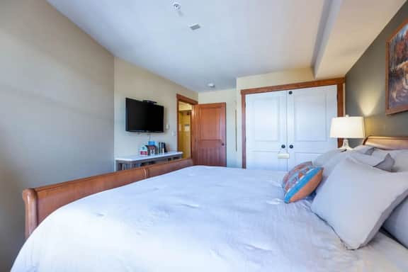 Ski in/out,Pool,Hot Tub,Pool Table - Resort View!