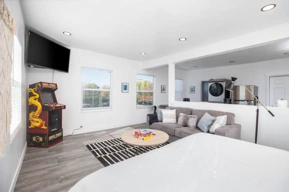 The Barber Loft-Close to Downtown, 35 Mins to Ski! - Image 4