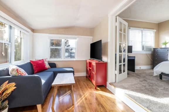 The Red Cabin-Charming Historic Avenue's Apartment - Image 2