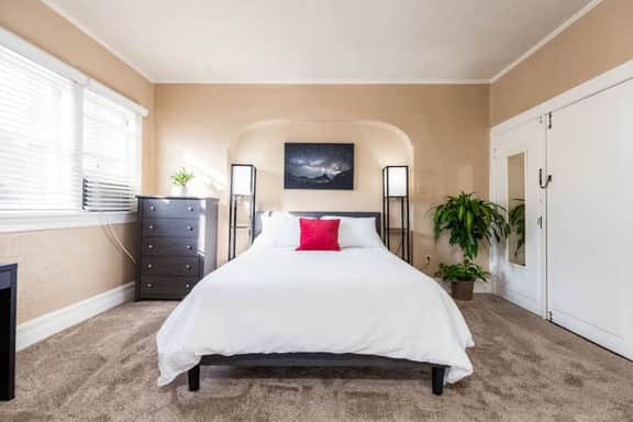 The Red Cabin-Charming Historic Avenue's Apartment