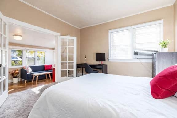 The Red Cabin-Charming Historic Avenue's Apartment