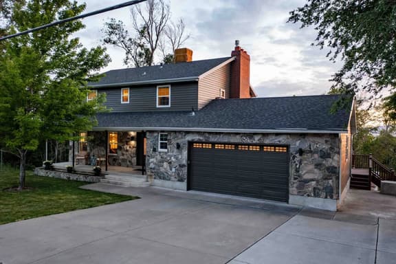 Farmington Basecamp-Hot Tub, Large Deck and View! - Image 1