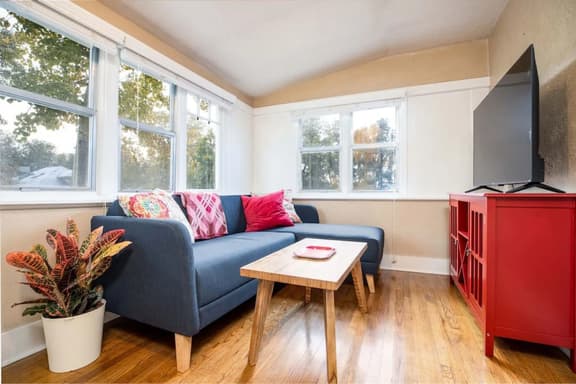The Red Cabin-Charming Historic Avenue's Apartment - Image 1